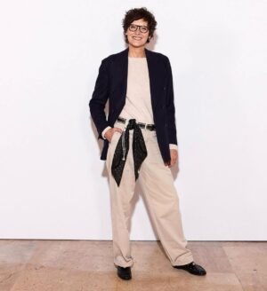 Inès de La Fressange Instagram - Le defilé Patou était splendide mais j’ai attrapé un rhume, que faire maintenant ? Conseils bienvenus …  #ImbécileQuiSortSansManteau #FashionVictim #taspasdelavitaminecstp #bonokjesors @patou