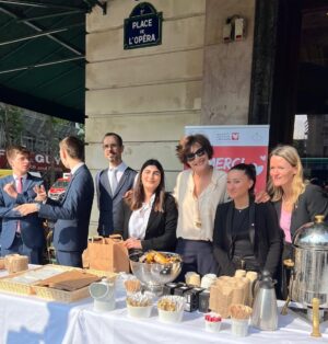 Inès de La Fressange Instagram - merci à tous ceux qui sont venus au petit déjeuner @mecenatcardiaque et merci à la générosité du @cafedelapaixparis . C’est toute la semaine .#mecenatchirurgiecardiaque #lespetitsdejeunersducoeur #bonnecause