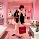Inès de La Fressange Instagram - La vie en rose @rogervivier 💕