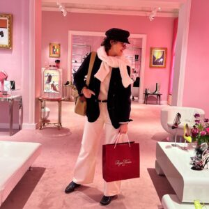 Inès de La Fressange Instagram - La vie en rose @rogervivier 💕