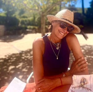 Inès de La Fressange Instagram - expression voulant dire : «  je suis très contente » #Tarascon #today #picture #lucienleuven