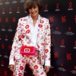 Inès de La Fressange Instagram - Étude pour une attitude de singe , très élaborée … @sidaction hier soir , toute habillée en @inesdelafressangeparis . #CommentairesDésagréablesPasSouhaitésToutdeMêmeNonPlus 🙉 😂