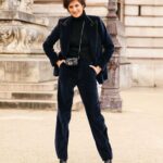 Inès de La Fressange Instagram - Pour une fois j’aime assez cette photo , merci @dariasenin @schiaparelli #yesterday #fashionweek #hautecouture #paris #parisianstyle #Garçonmanqué #grimaçe #bag @rogervivier