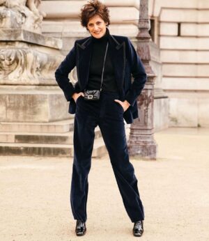 Inès de La Fressange Instagram - Pour une fois j’aime assez cette photo , merci @dariasenin @schiaparelli #yesterday #fashionweek #hautecouture #paris #parisianstyle #Garçonmanqué #grimaçe #bag @rogervivier