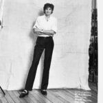 Inès de La Fressange Instagram - Devine qui j’essaie d’imiter sur cette photo: 1)Dinky qui attend son déjeuner. 2) Rachida Dati furax. 3)La grand mère de Rod Stewart. 4) … la réponse est dans le Journal d’Ines !