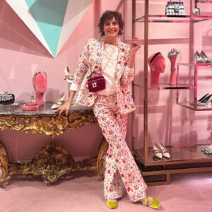 Inès de La Fressange Instagram - Avant le dîner, après le dîner…
@rogervivier @inesdelafressangeparis #suit #Parigi #fundinner #tonight #flowerPower #JauraisPuMettreDuMileyCirus #LeCostumeQuiRendJoyeux #ClubDesPorteursDeSouliersVerts#AllezHopAuLitMaintenant !