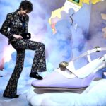 Inès de La Fressange Instagram - Dans le cloud Roger Vivier #shanghai #leselementsvivier @rogervivier #china