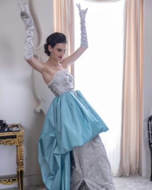 Inès de La Fressange Instagram - Ce matin plein de gens m’ont fait des compliments sur la série Balenciaga dans laquelle joue Nine  #TellementHeureuse #BravoMaFille #proudmom #bravo @bina_daigeler_costumedesign #cristóbalbalenciaga @appletv @disneyplus #mafille @ninedurso @flacons.nine