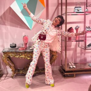 Inès de La Fressange Instagram - Avant le dîner, après le dîner…
@rogervivier @inesdelafressangeparis #suit #Parigi #fundinner #tonight #flowerPower #JauraisPuMettreDuMileyCirus #LeCostumeQuiRendJoyeux #ClubDesPorteursDeSouliersVerts#AllezHopAuLitMaintenant !