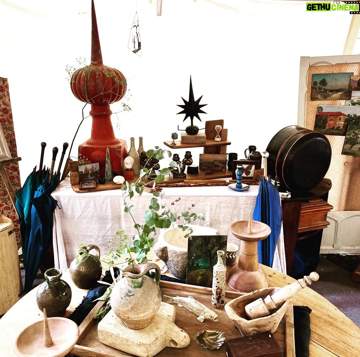 Inès de La Fressange Instagram - Toujours le plus beau stand @alicia.de.rolland #brocanteTrudaine #avenuetrudaine #paris #today #tomorrow #brocante #myfriendshavetalent