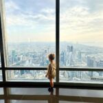 Inés Palombo Instagram - Dubai 🇦🇪 Un dato interesante 🏗️ El nombre original del Burj Khalifa era Burj Dubai, el nombre más representativo para honrar al emirato donde se ubicaría, pero algo pasó. Dicen que los gastos para construirlo fueron muy superiores a los estimados y que los desarrolladores tuvieron que pedirle plata al hermano (emirato) mayor 😂, Abu Dhabi. Por esto en agradecimiento a la generosidad del gobernante que lo hizo, le pusieron Burj Khalifa 🙋‍♀️ @despegar #dubai #burjkhalifa #turismo #familia #bebe