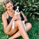 Inés Palombo Instagram - Se agrandó la familia! Bienvenida Maui! 🤍 Estoy movilizada y sin entender mucho jaja y Feli pasa del amor al pánico en un segundo 😅 (Ayer a la mañana no tenía idea de que esto podía pasar, se lo regalaron a @nico.ugarte y lo adoptamos con todo el amor pero ya les voy a contar bien 🙃) #perro #mascota #familia #mascota #oerro #amor