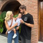 Inés Palombo Instagram – Empezamos salita de 2!
Fue una mañana muy hermosa, pero lo que más aprendí es la IMPORTANCIA DE LA ANTICIPACIÓN! 🙌
Hace días que venimos charlando con Feli que empezaba el jardín, que se iba a encontrar con sus amigos, que iba a tener maestras nuevas y sus nombres (ya dice Tati y U ☺️). Lo mismo con la Pelu, antes de ir hablamos del tema y que iba a quedar re facha 😂 (contento se tocaba el pelo y pudo disfrutar el momento, no vale perderse el video).
Lo quería compartir, porque a veces una simple HERRAMIENTA nos puede ayudar a acompañarlos de una mejor manera y que lo que vamos viviendo con ellos sea desde un lugar más simple y de disfrute ❤️
Cómo se llevan con este tema?
(Hay algunas fotos random de las que sacamos para el jardín y el día de campo con los primos y abuelos).
#jardin #anticipacion #primerdia #vueltaalcole #bebe #nene #familia