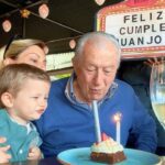 Inés Palombo Instagram - PARAR EL TIEMPO Hace 2 semanas, Nico me dió una noticia que me asustó mucho. A mi papá tenían que operarlo de urgencia por un problema en el corazón y era conveniente que viajara a Rosario a verlo. Así que armamos todo lo más rápido posible y salimos para allá (tuve la suerte de que esos días no tenía función). Llegamos a la noche y al día siguiente temprano, entraba en cirugía. Por suerte pude dormir con él, acompañarlo, y compartir una linda charla (obvio con miedo e incertidumbre). Este martes, exactamente dos semanas después, pudimos festejar su cumpleaños 87, felices y muy agradecidos de que todo salió bien! 🙌 Siempre pienso en las cosas que damos por sentadas... Y trato de agradecer siempre. Creo que solemos ser injustos, porque a veces el enojo o tristeza por cosas que salen mal, no es proporcional a la felicidad por las cosas que salen bien ✨ El finde tuvimos una muy linda charla con mi suegra, estaba muy movilizada y me dijo: “Si pudiera pararía el tiempo”. Yo también, si pudieraPARARÍA EL TIEMPO HOY, aunque como no se puede, elijo AGRADECER y DISFRUTAR 🤍 Te invito a guardar este posteo si vos también necesitás recordarlo o enviarlo a alguien que necesite leerlo ☺️ #disfrutar #disfrute #agradecer #tiempo #parareltiempo #reflexion #papa #nieto #familia #amor