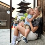 Inés Palombo Instagram - Dudamos en hacer este viaje en familia por lo que significaba. Japón puede parecer un destino lejano y muy diferente, la verdad que lo es, pero no nos resultó un obstáculo para viajar con Feli. Les comparto en el reel algunas cosas muy geniales que tiene este país para viajar con niños 👶 Espero que les sirva y me pueden dejar en comentarios todo lo que les gustaría saber de este tema 🇯🇵 @despegar #viaje #viajar #familia #bebe #baby #japon #trip