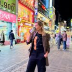 Inés Palombo Instagram - Para este viaje de 40 días lo que más me importaba era estar cómoda y por suerte lo conseguí 🙋‍♀️ Como ven prioricé las zapatillas, cartera práctica, accesorios funcionales y siempre un abrigo no molesto. Les comparto varios de los looks 😊 Con cuál se quedan? Gracias @nico.ugarte sos el mejor fotógrafo del 🌎 (después de Felipe 😅) #turismo #viaje #trip #look #outfit