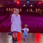 Inés Palombo Instagram - Terminando ya las funciones de LOS BONOBOS (dicho sea de paso son ahora, 30, 31 y 1), vino ÉL ❤️ No puede haber sido más hermoso compartir los camarines, el escenario y mi mundo con él por primera vez. Estaba feliz, mirando todo, diciendo WOW, sorprendiéndose de todo (aunque al principio, lo superó tanto la emoción, que no se sacaba la mano de la boca, me dió mucha ternura porque nunca lo había visto así ☺️). Bueno, regalos de la vida? Este momento ❤️ gracias siempre @nico.ugarte #actriz #teatro #comedia #mama #bebe#hijo #findelargo #finde #pascua