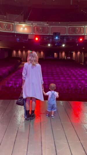 Inés Palombo Instagram - Terminando ya las funciones de LOS BONOBOS (dicho sea de paso son ahora, 30, 31 y 1), vino ÉL ❤️

No puede haber sido más hermoso compartir los camarines, el escenario y mi mundo con él por primera vez. 

Estaba feliz, mirando todo, diciendo WOW, sorprendiéndose de todo (aunque al principio, lo superó tanto la emoción, que no se sacaba la mano de la boca, me dió mucha ternura porque nunca lo había visto así ☺️). 

Bueno, regalos de la vida? Este momento ❤️ gracias siempre  @nico.ugarte 

#actriz #teatro #comedia #mama #bebe#hijo #findelargo #finde #pascua