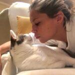 Inés Palombo Instagram – Mi Pipo, mi primer mascota, el que me hizo conocer realmente el amor por los animales.
Vamos a extrañar tus ronroneos, pedidos de mimos, acariciarte la cabeza suavecita.
Pensaba en el día que te fuí a buscar, te elegí por ser el más movedizo de tus hermanos, te llevé adentro de una cajita y estaba movilizada y con miedo sin saber con lo que me estaba por encontrar.
Muy rápido nos amamos y fuiste un gran compañero gran parte de mi vida (como algunos saben, por diferentes motivos, hace unos años que vivía con mis papás, y que importantes fueron mutuamente).
Gracias por todo el amor, por lo que nos enseñaste y por acompañar a mis papás este tiempo que sé que fue hermoso y muy importante para ellos también. Y que alegría saber que Feli te conoció y disfrutó (vé un gato y dice Pipo, y a veces lo imita ❤️).
Fuiste un gran maestro.
Te amo. Que descanses en paz nuestro Pipo ❤️
#mascota #gato #amor #despedida #dolor #qdep