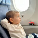 Inés Palombo Instagram – TIPS PARA VIAJAR CON NIÑOS
✨Aprovechá la prioridad, que casi siempre te dan en aeropuertos, mercados y otros
✨Si todavía toma teta, dale siempre al despegar y aterrizar ya que los ayuda emocionalmente y físicamente 😉. Si no, la mamadera o el chupete!
✨Procurá que varios momentos al día sean para él/ella. Un rato de plaza, de correr, de juego.
✨Antes de subir al avión cambialo si es necesario, ya que después por un rato largo no vas a poder hacerlo.
✨ Trabajar la anticipación, adelantar y contar que va a pasar, (salvo que sean bebitos obvio) es una gran herramienta! Yo en este caso trabajé mucho el tema del avión, aunque Feli ya viajó otras veces, esta vez ya entendía mucho más, así que hablamos por ej sobre hablar bajito, ahora le decímos avión y muchas veces dice “sh” llevandose el dedo a la boca.
✨Hablá con tu pareja para hacer equipo, puede haber momentos críticos y es fundamental que puedan hablar todo en buenos términos.
✨Nos re sirvió llevar un mini colchoncito inflable (como el del video), para que pueda acostarse en el asiento.
✨Hablá con tu pediatra, te va a recomendar qué remedios llevar, qué hacer y qué no. Y el termómetro nunca puede faltar.
✨Intentá que los viajes sean nocturnos. Van a ser mucho más fáciles con el bebé durmiendo 😅
✨Llevá juegos, stickers, libritos, cosas que entretengan, livianas y que estén a mano. IMPORTANTE: Que no hagan ruidos ni luces que hay 200 personas más en el avión 😂
✨Chequeá sobre el lugar a donde vas si necesitás asientito para viajar en taxi, si pagan boletos, etc. Te vas a sorprender sobre lo preparados (o no) que están algunos lugares para los más chiquitos.
✨En el avión y durante todo el viaje tené bien a mano un neceser con pañales, toallitas, el agua y algún juguete (nos funciona mucho cuando hacemos turismo con el coche, los bolsos que van colgados). Ah y una muda de ropa siempre.
✨Llevá siempre un pintorcito, junto con los pañales. Nunca sabes que van a terminar comiendo, ni como 😋
✨Sacá siempre con una agencia de confianza @despegar
✨Y respirá profundo, acordate que estás de vacaciones 😉
(Un poquito más en comentarios)
Espero que les sirvan 🙌 y tienen algún tip para sumar?