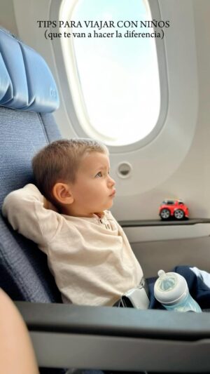 Inés Palombo Instagram - TIPS PARA VIAJAR CON NIÑOS

✨Aprovechá la prioridad, que casi siempre te dan en aeropuertos, mercados y otros

✨Si todavía toma teta, dale siempre al despegar y aterrizar ya que los ayuda emocionalmente y físicamente 😉. Si no, la mamadera o el chupete!

✨Procurá que varios momentos al día sean para él/ella. Un rato de plaza, de correr, de juego. 

✨Antes de subir al avión cambialo si es necesario, ya que después por un rato largo no vas a poder hacerlo. 

✨ Trabajar la anticipación, adelantar y contar que va a pasar, (salvo que sean bebitos obvio) es una gran herramienta! Yo en este caso trabajé mucho el tema del avión, aunque Feli ya viajó otras veces, esta vez ya entendía mucho más, así que hablamos por ej sobre hablar bajito, ahora le decímos avión y muchas veces dice “sh” llevandose el dedo a la boca. 

✨Hablá con tu pareja para hacer equipo, puede haber momentos críticos y es fundamental que puedan hablar todo en buenos términos. 

✨Nos re sirvió llevar un mini colchoncito inflable (como el del video), para que pueda acostarse en el asiento. 

✨Hablá con tu pediatra, te va a recomendar qué remedios llevar, qué hacer y qué no. Y el termómetro nunca puede faltar. 

✨Intentá que los viajes sean nocturnos. Van a ser mucho más fáciles con el bebé durmiendo 😅

✨Llevá juegos, stickers, libritos, cosas que entretengan, livianas y que estén a mano. IMPORTANTE: Que no hagan ruidos ni luces que hay 200 personas más en el avión 😂

✨Chequeá sobre el lugar a donde vas si necesitás asientito para viajar en taxi, si pagan boletos, etc. Te vas a sorprender sobre lo preparados (o no) que están algunos lugares para los más chiquitos.

✨En el avión y durante todo el viaje tené bien a mano un neceser con pañales, toallitas, el agua y algún juguete (nos funciona mucho cuando hacemos turismo con el coche, los bolsos que van colgados). Ah y una muda de ropa siempre. 

✨Llevá siempre un pintorcito, junto con los pañales. Nunca sabes que van a terminar comiendo, ni como 😋

✨Sacá siempre con una agencia de confianza @despegar 

✨Y respirá profundo, acordate que estás de vacaciones 😉
(Un poquito más en comentarios) 

Espero que les sirvan 🙌 y tienen algún tip para sumar?