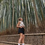 Inés Palombo Instagram - Para este viaje de 40 días lo que más me importaba era estar cómoda y por suerte lo conseguí 🙋‍♀️ Como ven prioricé las zapatillas, cartera práctica, accesorios funcionales y siempre un abrigo no molesto. Les comparto varios de los looks 😊 Con cuál se quedan? Gracias @nico.ugarte sos el mejor fotógrafo del 🌎 (después de Felipe 😅) #turismo #viaje #trip #look #outfit