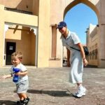 Inés Palombo Instagram - En nuestro viaje Madrid-Dubai aprovechamos una escala larga para conocer Doha, Qatar, nos sorprendió y la pudimos disfrutar haciendo cosas para toda la familia ✨ El Museo de la historia de Qatar es alucinante, una construcción que vale la pena conocer. El estadio Lusail, no tiene mucho, no entiendo como no hicieron todavía un museo o alguna actividad para aprovechar, aunque saber que ahí salimos campeones le pone el condimento ☺️ La Corniche es increíble, con una costanera y vistas de los edificios de otro planeta! El Katana cultural village lo conocimos de día y la mayoría de los negocios estaban cerrados, pero uno puede imaginarse que de noche, debe ser hermoso, así y todo lo disfrutamos. No sé si será por el calor (a partir de Mayo y hasta Septiembre las temperaturas son terribles) pero todo el tiempo en Doha, uno siente que está en una ciudad preparada para mucha mas gente de la que vive allí. Las calles, los parques, los shoppings… Es una ciudad que vale muchísimo la pena conocer y sin dudas dedicarle unos días más. Si alguna vez tienen la oportunidad de visitarlo, haganló 😉 Gracias @despegar por acompañarnos #qatar #doha #familia #turismo #turista #viaje #viajeros #bebe #mama #disfrute #paises #mundo