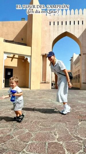 Inés Palombo Instagram - En nuestro viaje Madrid-Dubai aprovechamos una escala larga para conocer Doha, Qatar, nos sorprendió y la pudimos disfrutar haciendo cosas para toda la familia ✨

El Museo de la historia de Qatar es alucinante, una construcción que vale la pena conocer.

El estadio Lusail, no tiene mucho, no entiendo como no hicieron todavía un museo o alguna actividad para aprovechar, aunque saber que ahí salimos campeones le pone el condimento ☺️

La Corniche es increíble, con una costanera y vistas de los edificios de otro planeta!

El Katana cultural village lo conocimos de día y la mayoría de los negocios estaban cerrados, pero uno puede imaginarse que de noche, debe ser hermoso, así y todo lo disfrutamos. 

No sé si será por el calor (a partir de Mayo y hasta Septiembre las temperaturas son terribles) pero todo el tiempo en Doha, uno siente que está en una ciudad preparada para mucha mas gente de la que vive allí. Las calles, los parques, los shoppings… 

Es una ciudad que vale muchísimo la pena conocer y sin dudas dedicarle unos días más. Si alguna vez tienen la oportunidad de visitarlo, haganló 😉

Gracias @despegar por acompañarnos

#qatar #doha #familia #turismo #turista #viaje #viajeros #bebe #mama #disfrute #paises #mundo