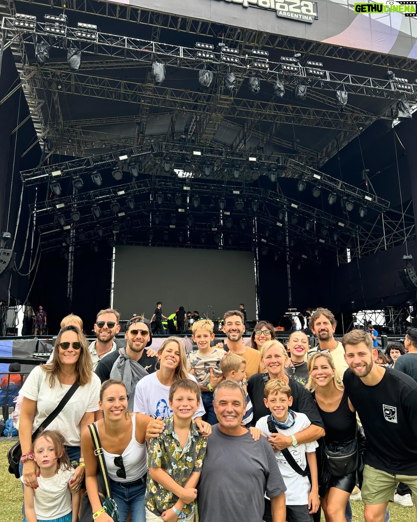 Inés Palombo Instagram - Un poco de lo que fue el @lollapaloozaar este año… Especial porque tocaron mis cuñados @_babeblade_ y @guachobleu y la rompieron, y Feli no paró un segundo con sus primos 🤍 (las últimas fotos no tienen desperdicio ☺️). Total look @justaosadia #lollaar #lollapalooza #festival #bebe #familia #look
