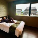 Inés Palombo Instagram - En Kyoto, una ciudad imperdible, recomendamos estar al menos 3 días. Nos hospedamos en el @hotel_kuu_kyoto, con una ubicación perfecta, a poquitas cuadras de la estación central de trenes y con esta vista soñada. Tiene también un onsen, que fue genial vivir la experiencia! Tienen idea de qué es? (Ya se los voy a mostrar bien en un próximo reel 😉). #kyoto #japon #hotel #turismo #viajar