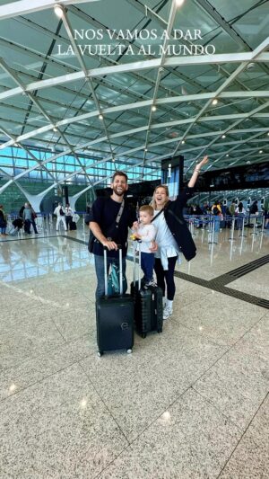 Inés Palombo Instagram - Después de un año de armar, esperar y soñar este viaje empieza nuestra VUELTA POR EL MUNDO! 🌍 

Van a ser 40 días, donde vamos a estar comiendo cosas que nunca pensamos en probar, durmiendo  en lugares que no sabíamos que existían, y viajando en todos los medios posibles, derribando el mito (esperemos) de que no se puede viajar con bebé 🙋‍♀️

Esperamos que les guste todo lo que tenemos para mostrarles 🙌❤️

#turismo #familia #family #viaje #viajar #bebe #baby #vueltaalmundo #conocer #travel