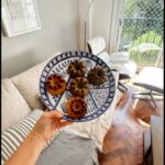 Inés Palombo Instagram - Lo prometido es deuda! El amor hace que hagamos cosas que nunca antes hicimos… en mi caso cocinar! Acá van las recetas que les debía de los muffins de acelga y banana y los de zanahoria: MUFFINS DE ACELGA Y 🍌 Ingredientes: ✨3 bananas ✨un puñado grande de acelga ✨3 huevos ✨4 cucharadas de harina de avena Procesá todo… (sigue abajo) MUFFINS DE 🥕 Ingredientes: ✨4 huevos ✨1/2 taza de azúcar ✨3/4 de taza de harina de avena ✨1/2 taza de coco rallado ✨2 tazas de zanahoria rallada ✨1 cda de extracto de vainilla ✨1 cdita de canela ✨1/2 taza de aceite de oliva o coco. ✨1 cda de polvo para hornear Poné los huevos y el azúcar en la licuadora. Procesá, agregá la zanahoria y el aceite y volve a procesar. Después agregá el resto de los ingredientes… En los 2 casos: Lleva la mezcla a un molde (yo uso de silicona porque no se me pega y hago muffins y en forma de budín también, que después corto en pedacitos). Horno medio por 20 minutos (aprox, obvio depende el horno, yo soy de clavar el cuchillito 😉). A los 2 les ponemos chips de chocolate (es la parte preferida Feli y si, nos comemos la mitad 🙃). Los suelo frezar en un tupper y me salva muchos desayunos y meriendas (y ni hablar para llevar al jardín 👏), los descongelo en el microondas 1 min y a disfrutar! Por cuál van a empezar? Si los hacen, tienen algún tip para agregar? Les sigo compartiendo recetas? El plato del amor (y más piezas que amamos, son de @tiendacosteras ) #cocinar #compartir #bebe #hijo #mama #familia #muffins #desayuno #momentocompartido #compartir