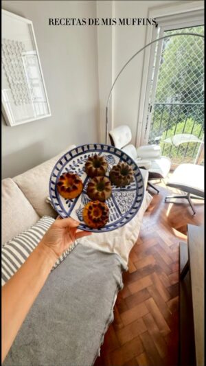 Inés Palombo Instagram - Lo prometido es deuda! 

El amor hace que hagamos cosas que nunca antes hicimos… en mi caso cocinar! 

Acá van las recetas que les debía de los muffins de acelga y banana y los de zanahoria: 

MUFFINS DE ACELGA Y 🍌 
Ingredientes:
✨3 bananas 
✨un puñado grande de acelga 
✨3 huevos 
✨4 cucharadas de harina de avena 
Procesá todo… (sigue abajo) 

MUFFINS DE 🥕 
Ingredientes:
✨4 huevos
✨1/2 taza de azúcar
✨3/4 de taza de harina de avena
✨1/2 taza de coco rallado
✨2 tazas de zanahoria rallada
✨1 cda de extracto de vainilla
✨1 cdita de canela
✨1/2 taza de aceite de oliva o coco.
✨1 cda de polvo para hornear
Poné los huevos y el azúcar en la licuadora. Procesá, agregá la zanahoria y el aceite y volve a procesar.
Después agregá el resto de los ingredientes…

En los 2 casos:
Lleva la mezcla a un molde (yo uso de silicona porque no se me pega y hago muffins y en forma de budín también, que después corto en pedacitos). 
Horno medio por 20 minutos (aprox, obvio depende el horno, yo soy de clavar el cuchillito 😉). 
A los 2 les ponemos chips de chocolate (es la parte preferida Feli y si, nos comemos la mitad 🙃).
Los suelo frezar en un tupper y me salva muchos desayunos y meriendas (y ni hablar para llevar al jardín 👏), los descongelo en el microondas 1 min y a disfrutar!

Por cuál van a empezar? 
Si los hacen, tienen algún tip para agregar? 
Les sigo compartiendo recetas? 

El plato del amor (y más piezas que amamos, son de @tiendacosteras ) 

#cocinar #compartir #bebe #hijo #mama #familia #muffins #desayuno #momentocompartido #compartir