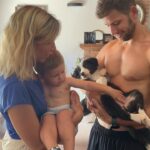 Inés Palombo Instagram – Es el día de hoy que no caigo del todo…
Hace unos días llegué a la casa de mis suegros con Feli y parecía un día cualquiera… hasta que entré y la ví a MAUI (por la isla, amamos Hawaii🤍). Se la regaló a Nico, una compañera del trabajo y él decidió adoptarla. Ya lo habíamos hablado alguna vez y conocíamos la raza porque él había tenido a India que todos amábamos.
Así la recibí, hace 5 días… con sorpresa, con alegría, con miedo, también y con algunas dudas… Hoy Felipe tiene 1 amiga, nosotros 2 bebés 🙃
Gracias a la vida y gracias a vos @nico.ugarte que me ayudas a VIVIRLA. Me empujás a animarme, a superar MIEDOS, a entender que no se puede tener CONTROL de todo y que muchas veces hay que improvisar, a ver y hacer cosas que sola nunca me hubiera animado a hacer.
Sigo aprendiendo día a día que no podemos vivir buscando CERTEZAS y que es mejor HACER, CON MIEDO PERO HACERLO ❤️
#familia #mascota #perro #bebe