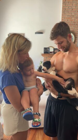 Inés Palombo Instagram - Es el día de hoy que no caigo del todo…

Hace unos días llegué a la casa de mis suegros con Feli y parecía un día cualquiera… hasta que entré y la ví a MAUI (por la isla, amamos Hawaii🤍). Se la regaló a Nico,  una compañera del trabajo y él decidió adoptarla. Ya lo habíamos hablado alguna vez y conocíamos la raza porque él había tenido a India que todos amábamos.

Así la recibí, hace 5 días… con sorpresa, con alegría, con miedo, también y con algunas dudas… Hoy Felipe tiene 1 amiga, nosotros 2 bebés 🙃

Gracias a la vida y gracias a vos @nico.ugarte que me ayudas a VIVIRLA. Me empujás a animarme, a superar MIEDOS, a entender que no se puede tener CONTROL de todo y que muchas veces hay que improvisar, a ver y hacer cosas que sola nunca me hubiera animado a hacer. 

Sigo aprendiendo día a día que no podemos vivir buscando CERTEZAS y que es mejor HACER, CON MIEDO PERO HACERLO ❤️

#familia #mascota #perro #bebe