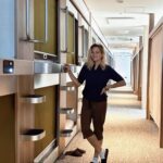 Inés Palombo Instagram - Japón es pionero en estos tipos de hospedajes. Mucha gente lo usa por turismo, es una opción super económica si viajás solo y muy práctica. Pero durante mucho tiempo, esta fué (sigue siendo, ahora compartida con turistas) la solución que encontraron muchos japoneses para largas jornadas laborales, en las que en vez de volver a su casa decidían dormir en un hotel cápsula (hasta en algunos casos, trabajan adentro de ellos). A veces por elección y muchas otras porque el último tren que los llevaba a su casa ya había partido. Estas cápsulas permiten que en un país, donde no sobra el espacio, en un piso duerman más de 50 personas con absoluta privacidad y orden. Me daba mucha intriga esta experiencia y obvio es raro y tiene lo suyo, pero la verdad que la disfruté! Acá te comparto mi primera vez… Vos dormirías en un hotel cápsula? 🙃 @despegar #hotelcapsula #japon #tokyo #turismo #viajar #viaje