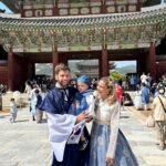 Inés Palombo Instagram - Corea del Sur 🇰🇷 Primera vez que nos disfrazamos los 3 juntos❤️ Fue muy importante para que sea una buena experiencia, adelantarnos y contarle a Feli que se iba a disfrazar, estaba predispuesto y feliz con su traje (hasta que dijo “no más” y se sacó el gorro jaja). Cuando planeamos hacerlo imaginé que la ibamos a pasar bien, pero está experiencia superó mis expectativas ❤️ marido no estaba tan convencido de la idea pero fuimos mayoría 😂 y le terminó gustando. Ustedes lo harían? @despegar
