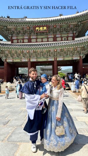 Inés Palombo Instagram - Corea del Sur 🇰🇷 

Primera vez que nos disfrazamos los 3 juntos❤️ 

Fue muy importante para que sea una buena experiencia, adelantarnos y contarle a Feli que se iba a disfrazar, estaba predispuesto y feliz con su traje (hasta que dijo “no más” y se sacó el gorro jaja). 

Cuando planeamos hacerlo imaginé que la ibamos a pasar bien, pero está experiencia superó mis expectativas ❤️ marido no estaba tan convencido de la idea pero fuimos mayoría 😂 y le terminó gustando.

Ustedes lo harían?

@despegar