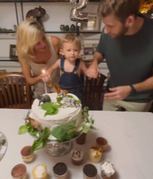Inés Palombo Instagram - Te amamos Feli! 
Ayer fue un día muuuuuuuy hermoso!!! 

Tuvimos los dulces más ricos de todos @violetamassey y es la primera vez que decoro una torta y me encantó 😊).

Feli casi se queda sin aire al soplar la velita (😅 me mató de la ternura).

Desarrolló poderes del hombre araña…

Estuvo con toda la gente que quiere y que lo quiere..

Fuimos los tres a jugar y explorar muchas sensaciones nuevas…

Y hasta empezamos la mañana cocinando juntos, no faltó nada!

#cumple #cumpleaños #niño #familia #festejo #torta