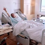 Inés Palombo Instagram – IBAMOS A CONOCER ABU DHABI Y TERMINAMOS DURMIENDO EN UN HOSPITAL.
Al poquito tiempo de subir a la autopista, un tipo nos chocó de atrás a casi 100km/h.
Grité y por instinto me tiré a proteger a Feli (justo estaba atrás sentada con él y con cinturón gracias a dios), y desde ahí no me acuerdo de nada porque me desmayé.
Me enteré después que ambos autos perdieron el control, nosotros dimos un trompo y el otro auto volcó.
Policias, ambulancias y lo que ven; fractura de costillas, 24hs Internada y varios dolores que me acompañarán algunas semanas.
Agradezco a la vida que solo fue eso, lesiones que duelen pero se curan.
Nos perdemos de conocer varias cosas que nos interesaban mucho, pero nos quedamos con que estamos relativamente bien ❤️ y todavía nos queda mucho por conocer.
Gracias a este equipo que me acompañó con mucho amor (ahora ya estoy mejor, con dolor pero podemos seguir nuestro viaje, más tranquilo pero disfrutando y agradeciendo siempre 🙌).
Todo el amor y buena onda que manden llega, al igual que se agradece que nos acompañen en esta aventura tan importante para nosotros 😊
Y estas cosas son las que te hacen dar cuenta de lo importante que es tener asistencia al viajero @assist365ok nos está acompañando muy bien