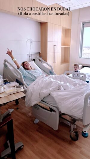 Inés Palombo Instagram - IBAMOS A CONOCER ABU DHABI Y TERMINAMOS DURMIENDO EN UN HOSPITAL. 

Al poquito tiempo de subir a la autopista, un tipo nos chocó de atrás a casi 100km/h. 
Grité y por instinto me tiré a proteger a Feli (justo estaba atrás sentada con él y con cinturón gracias a dios), y desde ahí no me acuerdo de nada porque me desmayé.

Me enteré después que ambos autos perdieron el control, nosotros dimos un trompo y el otro auto volcó. 
Policias, ambulancias y lo que ven; fractura de costillas, 24hs Internada y varios dolores que me acompañarán algunas semanas. 
Agradezco a la vida que solo fue eso, lesiones que duelen pero se curan.

Nos perdemos de conocer varias cosas que nos interesaban mucho, pero nos quedamos con que estamos relativamente bien ❤️ y todavía nos queda mucho por conocer. 

Gracias a este equipo que me acompañó con mucho amor (ahora ya estoy mejor, con dolor pero podemos seguir nuestro viaje, más tranquilo pero disfrutando y agradeciendo siempre 🙌). 

Todo el amor y buena onda que manden llega, al igual que se agradece que nos acompañen en esta aventura tan importante para nosotros 😊

Y estas cosas son las que te hacen dar cuenta de lo importante que es tener asistencia al viajero @assist365ok nos está acompañando muy bien