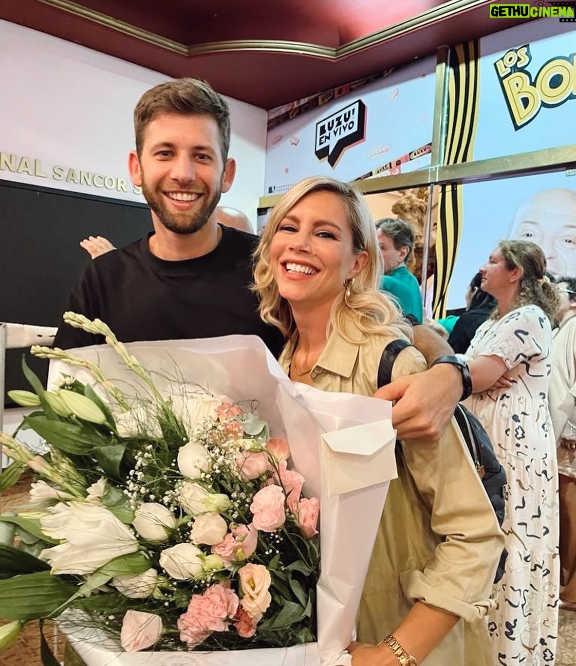 Inés Palombo Instagram - Desde chiquita amaba “el olor al teatro” y esa pasión se renueva hoy con este estreno! 🤍 Me sumé a “Los Bonobos” de @rgbredes en @elnacionalsancorseguros y no puedo estar más feliz!!! Gracias a @manu.pal @albertonegrinlong @gustavoyankelevichok por confiar, a todo el elenco y equipo por abrirme las puertas y hacerme sentir tan cómoda, y a la mejor hinchada del mundo! Los amo! A disfrutar con todos los sentidos! Esto recién empieza! Los esperamos de jueves a domingos, entradas por @plateanet Las fotos divinas que me acompañan en el camarín son de @artepolaroid Los accesorios son de @lovelolaaccesorios Y al final les comparto una partecita de la hermosa nota que me hizo @peralta_nico