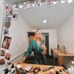 Inés Palombo Instagram - Desde chiquita amaba “el olor al teatro” y esa pasión se renueva hoy con este estreno! 🤍 Me sumé a “Los Bonobos” de @rgbredes en @elnacionalsancorseguros y no puedo estar más feliz!!! Gracias a @manu.pal @albertonegrinlong @gustavoyankelevichok por confiar, a todo el elenco y equipo por abrirme las puertas y hacerme sentir tan cómoda, y a la mejor hinchada del mundo! Los amo! A disfrutar con todos los sentidos! Esto recién empieza! Los esperamos de jueves a domingos, entradas por @plateanet Las fotos divinas que me acompañan en el camarín son de @artepolaroid Los accesorios son de @lovelolaaccesorios Y al final les comparto una partecita de la hermosa nota que me hizo @peralta_nico