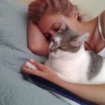 Inés Palombo Instagram – Mi Pipo, mi primer mascota, el que me hizo conocer realmente el amor por los animales.
Vamos a extrañar tus ronroneos, pedidos de mimos, acariciarte la cabeza suavecita.
Pensaba en el día que te fuí a buscar, te elegí por ser el más movedizo de tus hermanos, te llevé adentro de una cajita y estaba movilizada y con miedo sin saber con lo que me estaba por encontrar.
Muy rápido nos amamos y fuiste un gran compañero gran parte de mi vida (como algunos saben, por diferentes motivos, hace unos años que vivía con mis papás, y que importantes fueron mutuamente).
Gracias por todo el amor, por lo que nos enseñaste y por acompañar a mis papás este tiempo que sé que fue hermoso y muy importante para ellos también. Y que alegría saber que Feli te conoció y disfrutó (vé un gato y dice Pipo, y a veces lo imita ❤️).
Fuiste un gran maestro.
Te amo. Que descanses en paz nuestro Pipo ❤️
#mascota #gato #amor #despedida #dolor #qdep