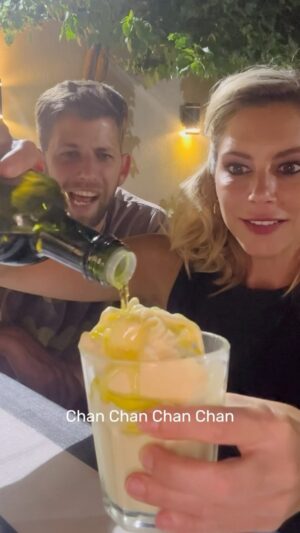 Inés Palombo Instagram - Hace días que queríamos probar esto! HELADO CON ACEITE DE OLIVA Y SAL! 

A nico le gustó más el tema de la sal y a mí el de la aceite. Ustedes qué opinan? Es mucho más rico de lo que se imaginan! 

Si viven en otros países cuenten si es normal, o hay alguna otra combinación para recomendar? 
A quién querés invitar? 
Pruebenlo y nos cuentan 🙃

#helado #aceitedeoliva #prueba
