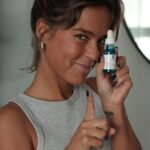 Inês Aires Pereira Instagram – Pub A primeira coisa que faço ao acordar, e a última que faço antes de ir dormir! É um pequeno grande truque para estar com boa figura depois das tareias que levo com as rotinas do dia-a-dia é esta dupla da Gama HyaluB5 @larocheposay , Sérum para o Rosto e para o Contorno dos Olhos.  Vão por mim! #larocheposay