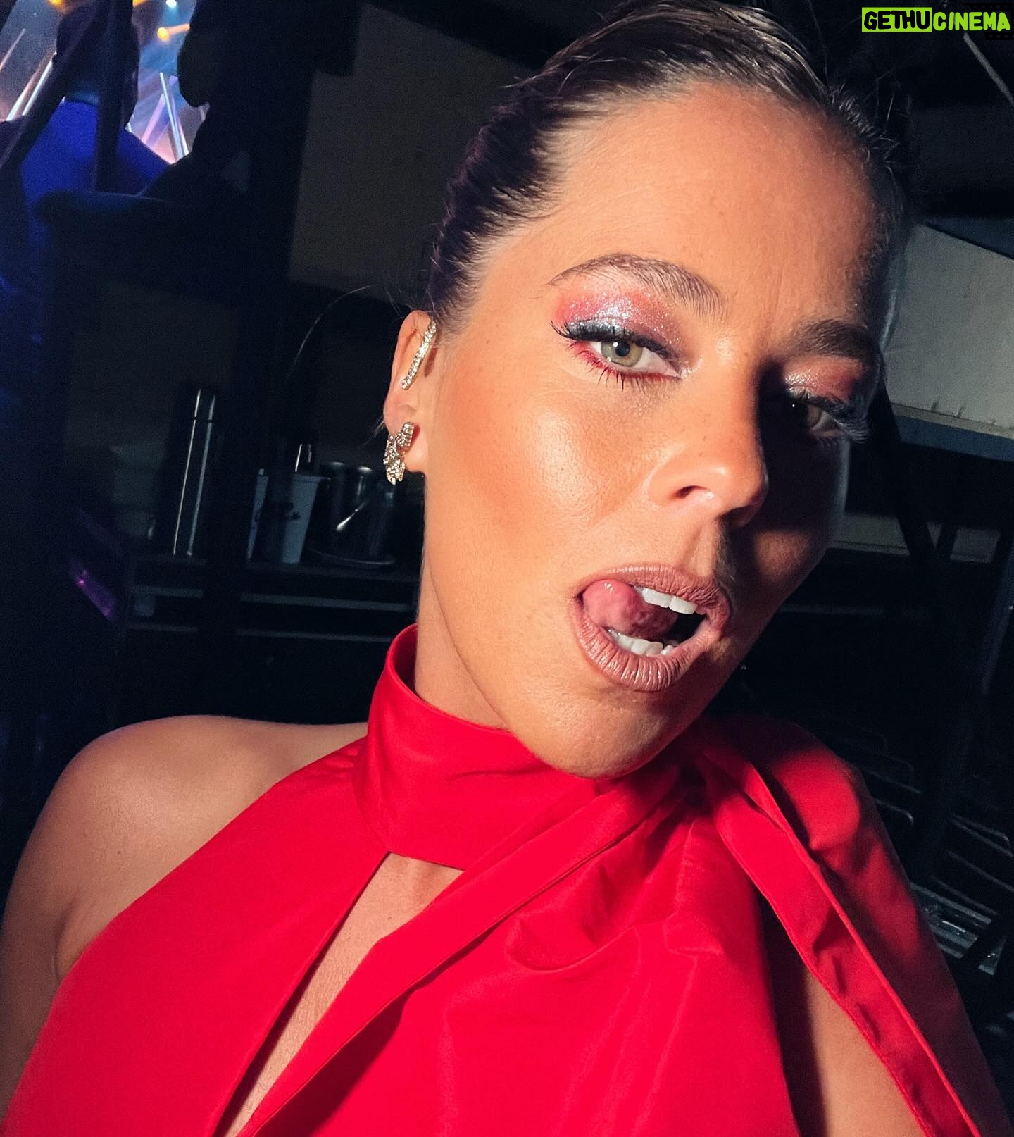 Inês Aires Pereira Instagram - Look da gala de ontem do @gottalentpt ! Vestido LINDOOOO @luiscarvalhoofficial Makeup @nizaloureiroo_make_up Cabelo @raquelcfraposo Styling @gabrielapinheirostyling