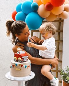 Inês Aires Pereira Instagram - E assim se faz uma festa! Obrigada @pontocaramelo ! Bolo! Catering! Decoração! Nunca desiludem! Só surpreendem! Obrigada também ao Victor da @mypartyoeiras que fez pinturas faciais INCRÍVEIS! 💛💛💛💛💛