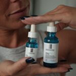 Inês Aires Pereira Instagram – Pub A primeira coisa que faço ao acordar, e a última que faço antes de ir dormir! É um pequeno grande truque para estar com boa figura depois das tareias que levo com as rotinas do dia-a-dia é esta dupla da Gama HyaluB5 @larocheposay , Sérum para o Rosto e para o Contorno dos Olhos.  Vão por mim! #larocheposay