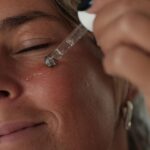 Inês Aires Pereira Instagram – Pub A primeira coisa que faço ao acordar, e a última que faço antes de ir dormir! É um pequeno grande truque para estar com boa figura depois das tareias que levo com as rotinas do dia-a-dia é esta dupla da Gama HyaluB5 @larocheposay , Sérum para o Rosto e para o Contorno dos Olhos.  Vão por mim! #larocheposay
